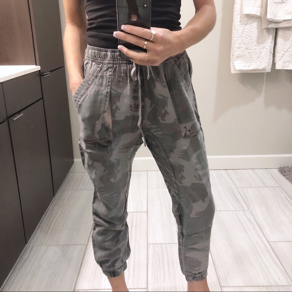 NWOT Pam & Gela Cargo Camo Pant | Petite